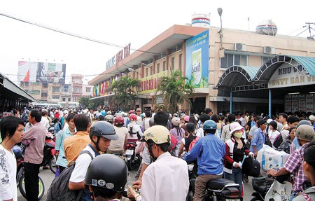 The East Bus Station in Ho Chi Minh City is always crowded as the annual Tet holiday approaches. (Photo: SGGP)